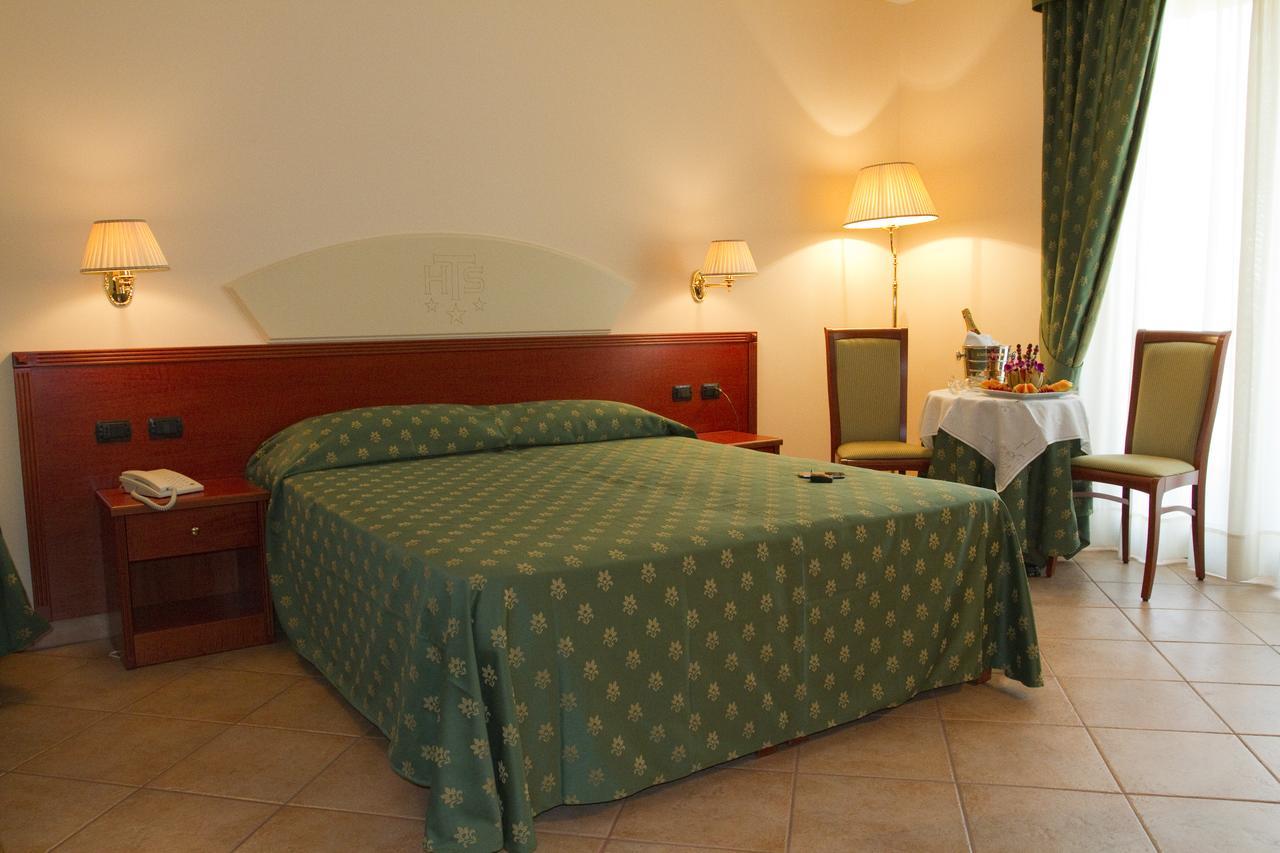 Hotel Tito Serrano' Melito Di Porto Salvo Exterior foto